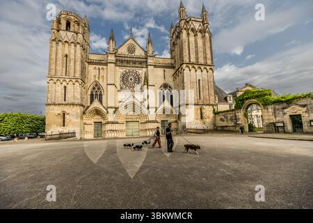 Cattedrale di Saint-Pierre a Poitiers: La costruzione iniziò nel 1166 su iniziativa di Eleonora d'Aquitania e di Enrico II Plantagenêt, allora regina e re d'Inghilterra e duchi di Normandia e Aquitania. Erano importanti mecenati dell'arte e della cultura all'epoca e donarono, tra le altre cose, la famosa vetrata con la scena della crocifissione nell'abside. Il gotico Cathédrale Saint-Pierre de Poitiers. Place de la Cathédrale, Poitiers, Nouvelle-Aquitaine, Francia Foto Stock