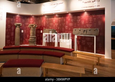 Menorah incisa il Museo Archeologico del Golan è un museo dei reperti archeologici delle alture del Golan, situato a Katzrin. Il museo presenta Foto Stock