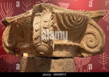 Menorah incisa il Museo Archeologico del Golan è un museo dei reperti archeologici delle alture del Golan, situato a Katzrin. Il museo presenta Foto Stock