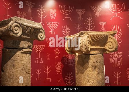 Menorah incisa il Museo Archeologico del Golan è un museo dei reperti archeologici delle alture del Golan, situato a Katzrin. Il museo presenta Foto Stock