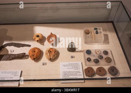 Il Museo Archeologico del Golan è un museo dei reperti archeologici delle alture del Golan, situato a Katzrin. Il museo presenta manufatti provenienti da Foto Stock