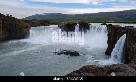 Osserva le potenti cascate di Godafoss che scorrono drammaticamente su formazioni rocciose in paesaggi mozzafiato delle Icelands. Foto Stock