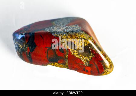 Jasper Brecciated dal Sud Africa una forma opaca di quarzo; di colore rosso o giallo o marrone o verde scuro; usato per ornamenti o come pietra preziosa Foto Stock