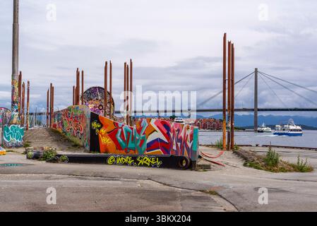Sculture fatte di vecchie parti dell'industria petrolifera e del gar, vicino al Norwegian Petroleum Museum, Stavanger, Norvegia Foto Stock