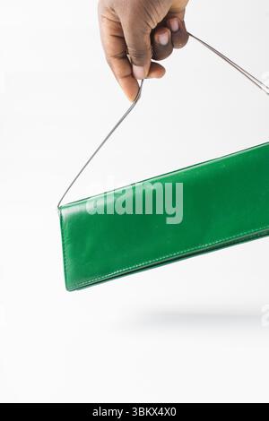 Borsa verde personalizzata fatta a mano, borsa verde fatta a mano, borsa da sera verde artigianale con manico corto a catena Foto Stock