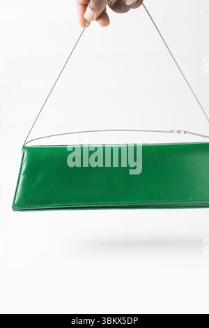 Borsa verde personalizzata fatta a mano, borsa verde fatta a mano, borsa da sera verde artigianale con manico corto a catena Foto Stock