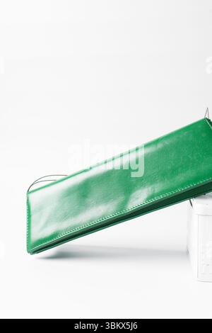 Borsa verde personalizzata fatta a mano, borsa verde fatta a mano, borsa da sera verde artigianale con manico corto a catena Foto Stock