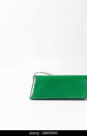 Borsa verde personalizzata fatta a mano, borsa verde fatta a mano, borsa da sera verde artigianale con manico corto a catena Foto Stock