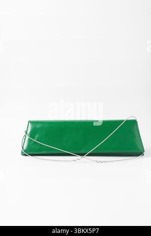 Borsa verde personalizzata fatta a mano, borsa verde fatta a mano, borsa da sera verde artigianale con manico corto a catena Foto Stock