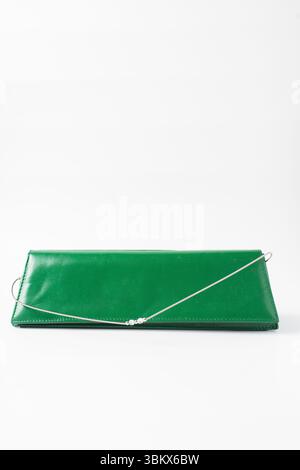 Borsa verde personalizzata fatta a mano, borsa verde fatta a mano, borsa da sera verde artigianale con manico corto a catena Foto Stock