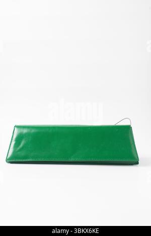 Borsa verde personalizzata fatta a mano, borsa verde fatta a mano, borsa da sera verde artigianale con manico corto a catena Foto Stock