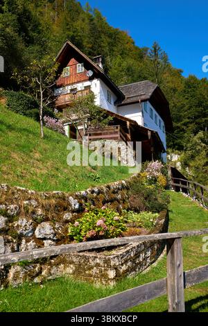 Hallstatt, Austria - 29 settembre 2023 - Alpine House Ripide Hillside Hallstatt Austria Vertical. Bella casa sulla ripida collina. Foto Stock