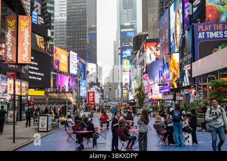 La visibilità è oscurata dalla fitta nebbia a Times Square, New York City, USA 2025 Foto Stock