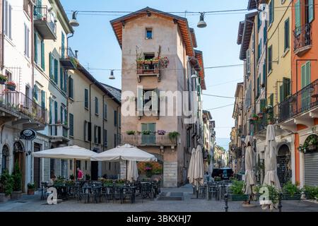 Edifici e strade strette, Brescia, Lombardia, Italia Foto Stock