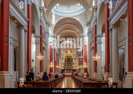 Navata della Basilica di San Domenico, Bologna, Lombardia, Italia Foto Stock