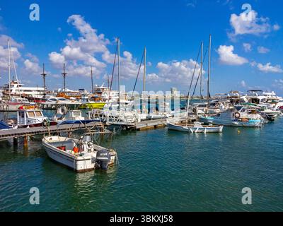 Barche ormeggiate nel porto sul lungomare di Paphos, una località turistica sulla costa sud-occidentale di Cipro, nel Mediterraneo orientale. Foto Stock