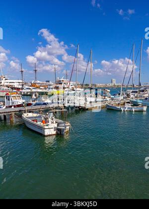 Barche ormeggiate nel porto sul lungomare di Paphos, una località turistica sulla costa sud-occidentale di Cipro, nel Mediterraneo orientale. Foto Stock