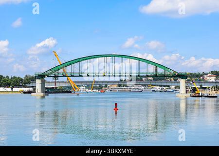 Scena di rimozione del ponte sul fiume Sava con Kalemegdan e nuova Belgrado sullo sfondo. Fotografato il 2025.05.22. A Belgrado, sulle rive della Sava Rive Foto Stock