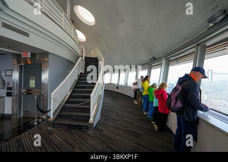 Piattaforma di osservazione della Calgary Tower, una torre di osservazione indipendente nel centro di Calgary, Alberta, Canada Foto Stock