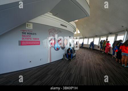 Piattaforma di osservazione della Calgary Tower, una torre di osservazione indipendente nel centro di Calgary, Alberta, Canada Foto Stock