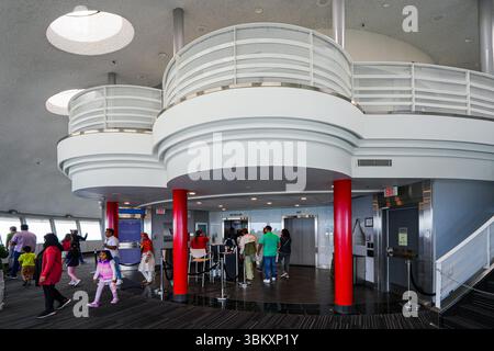 Piattaforma di osservazione della Calgary Tower, una torre di osservazione indipendente nel centro di Calgary, Alberta, Canada Foto Stock