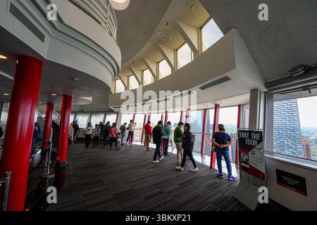 Piattaforma di osservazione della Calgary Tower, una torre di osservazione indipendente nel centro di Calgary, Alberta, Canada Foto Stock