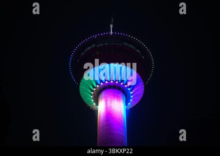 Calgary Tower di notte, una torre di osservazione indipendente nel centro di Calgary, Alberta, Canada Foto Stock