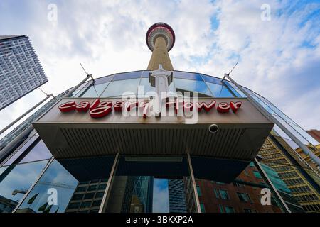 Vista dall'angolo basso della Calgary Tower, una torre di osservazione indipendente nel centro di Calgary, Alberta, Canada Foto Stock