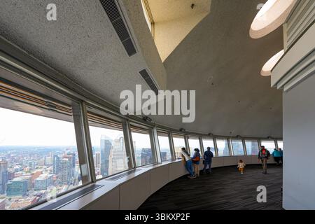 Piattaforma di osservazione della Calgary Tower, una torre di osservazione indipendente nel centro di Calgary, Alberta, Canada Foto Stock