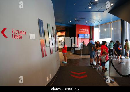 Hall e biglietteria della Calgary Tower, una torre di osservazione indipendente nel centro di Calgary, Alberta, Canada Foto Stock