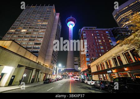 Calgary Tower di notte, una torre di osservazione indipendente nel centro di Calgary, Alberta, Canada Foto Stock