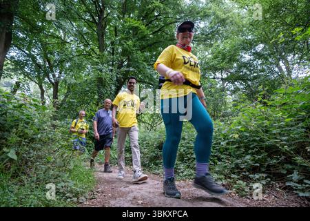 Partecipanti adulti che amano passeggiare nei boschi al 2025 berkhamsted Woodland Trail 2025 organizzato dall'associazione benefica DENS of Dacorum Foto Stock