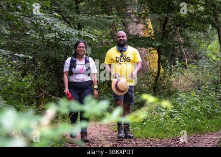 Partecipanti adulti che amano passeggiare nei boschi al 2025 berkhamsted Woodland Trail 2025 organizzato dall'associazione benefica DENS of Dacorum Foto Stock