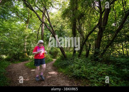 Partecipanti adulti che amano passeggiare nei boschi al 2025 berkhamsted Woodland Trail 2025 organizzato dall'associazione benefica DENS of Dacorum Foto Stock