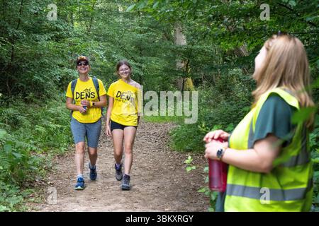 Partecipanti adulti che amano passeggiare nei boschi al 2025 berkhamsted Woodland Trail 2025 organizzato dall'associazione benefica DENS of Dacorum Foto Stock