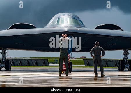 Bombardiere B-2 Spirit, schierato dalla Whiteman Air Force base, Missouri, presso Andersen Air Force base, Guam, a sostegno del Valiant Shield 24, 13 giugno 2024. Foto Stock