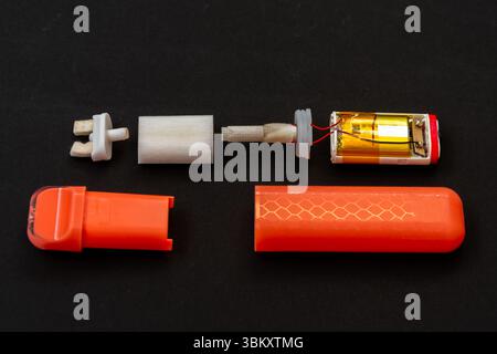 vape elettronico in dettaglio su sfondo nero: Chip, cablaggio, filtro e boccaglio Foto Stock