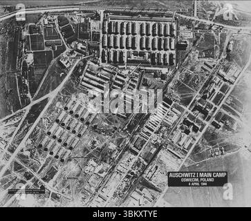 AUSCHWITZ, POLONIA - 04 aprile 1944 - una fotografia di ricognizione aerea del campo di concentramento di Auschwitz che mostra il campo di Auschwitz i scattato dal 60 Foto Stock