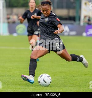 BURNABY, CANADA – 23 GIUGNO 2025: L'attaccante del Vancouver Rise FC Mariah Lee (#9) mostra la sua tecnica e la sua concentrazione mentre colpisce la palla durante una partita della Northern Super League (NSL) allo Swangard Stadium. Lee è un giocatore offensivo chiave nella nuova lega professionistica di calcio femminile canadese. Crediti: Joe ng/Alamy Live News Foto Stock
