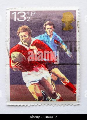 Francobollo da rugby illustrato emesso nel Regno Unito nel 1980 come parte di una serie di francobolli a tema sportivo Foto Stock