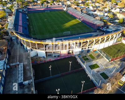 Immagine aerea verticale dell'Estadio Jose Dellagiovanna, sede del Club Atletico Tigre di Victoria, Buenos Aires, che si illumina sotto la luce soffusa del tramonto Foto Stock