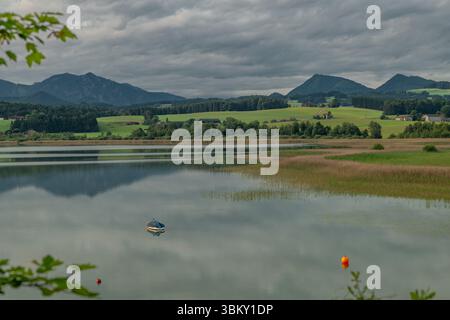 Alba mattutina di colore nuvoloso con l'acqua del lago Wallersee Austria Foto Stock