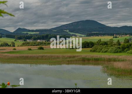 Alba mattutina di colore nuvoloso con l'acqua del lago Wallersee Austria Foto Stock