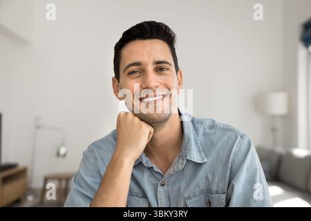 Webcam Guarda il ritratto sorridente giovane che fa videochiamate Foto Stock
