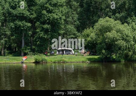 Usti nad Labem, Repubblica Ceca - 22 giugno 2025: Campeggio sul fiume Elba a Usti nad Labem con vegetazione lussureggiante Foto Stock