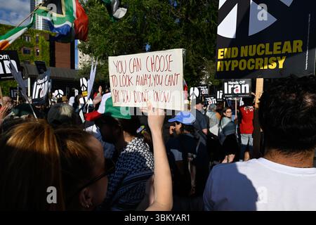 Londra, Regno Unito. 23 giugno 2025. Stop the War Coalition ha organizzato una dimostrazione di fronte all'ambasciata statunitense che deplorava i bombardamenti degli Stati Uniti d'Iran Credit: Monkey Butler Images/Alamy Live News Foto Stock
