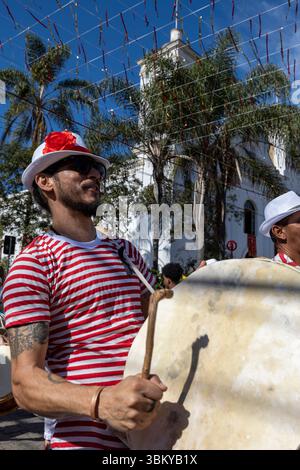 Sao Luiz do Paraitinga, San Paolo SP, Brasile - 28 maggio 2022 - artisti che si esibiscono durante il festival dello spirito santo divino nel festival popolare religioso Foto Stock