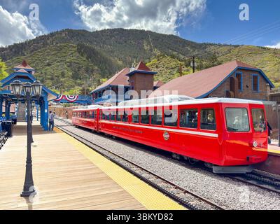 Manitou Springs, Colorado, USA - 21 maggio 2025: Treno sulla ferrovia a cremagliera Manitou e Pike's Peak lungo una delle piattaforme della stazione base Foto Stock