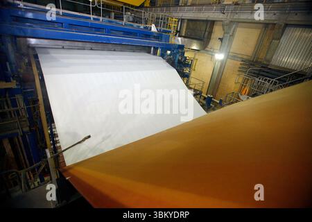 macchine per la produzione di rotoli di carta per la successiva trasformazione in un impianto di stampa Foto Stock