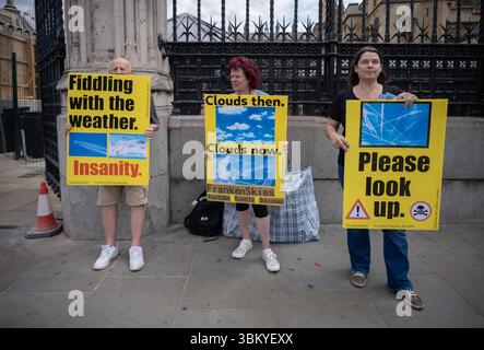 Londra, Regno Unito. 23 giugno 2025. Gli attivisti delle «commissioni gialle» si trovano fuori dal Palazzo di Westminster, promuovendo la cospirazione secondo cui i governi (o le forze ombra) spruzzano regolarmente il pianeta con sostanze chimiche provenienti dai voli passeggeri di linea. Gli attivisti affermano che la geo-ingegneria solare comporta l'iniezione atmosferica di piccole particelle riflettenti per ridurre la quantità di luce solare che raggiunge la terra e quindi raffreddare il pianeta. Crediti: Guy Corbishley/Alamy Live News Foto Stock